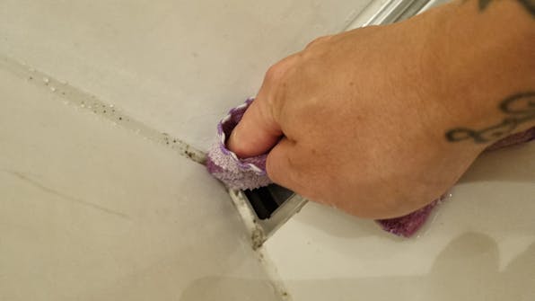 Fugerens bad: Hvis du følger bruksanvisningen, skal det sitte i 12-24 timer. Fugerens bad: Hvis du følger bruksanvisningen, skal det sitte i 12-24 timer.